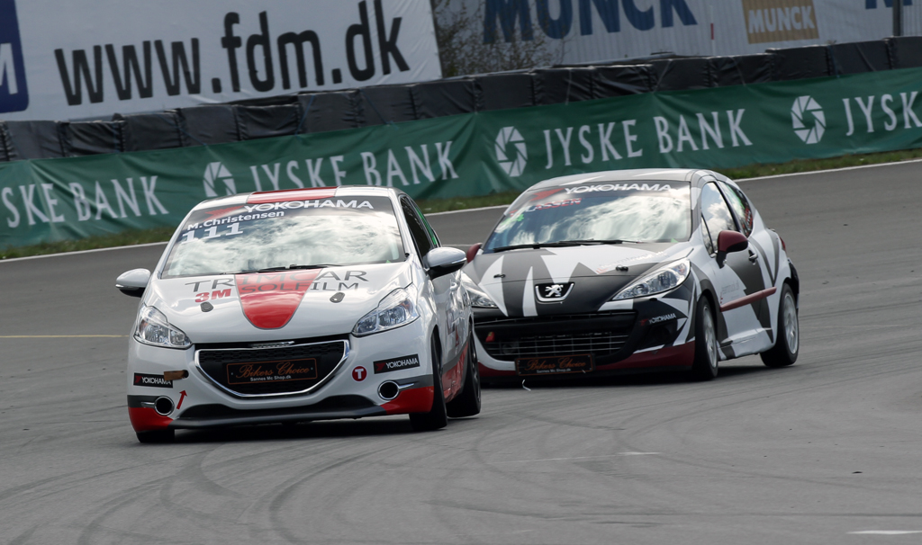 Morten Christensen i Peugeot 208 vinder det første løb.
(Foto: Motorsporten.dk)